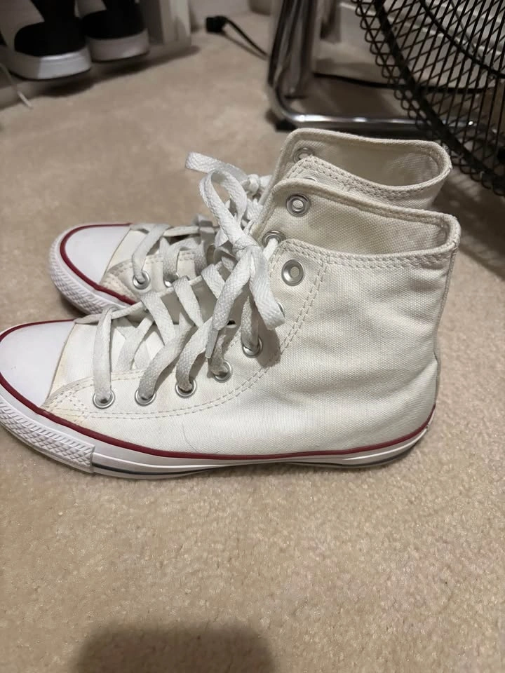 Women’s White Converse Shoes - Size 5.5 - photo 4