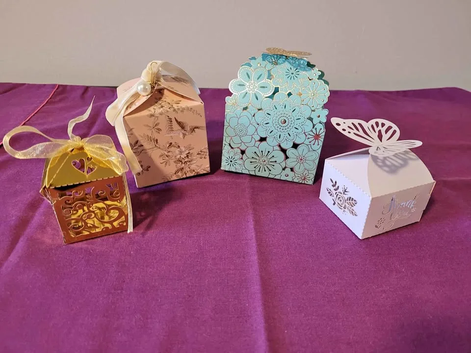 Party favour boxes in different sizes and colours thumbnail