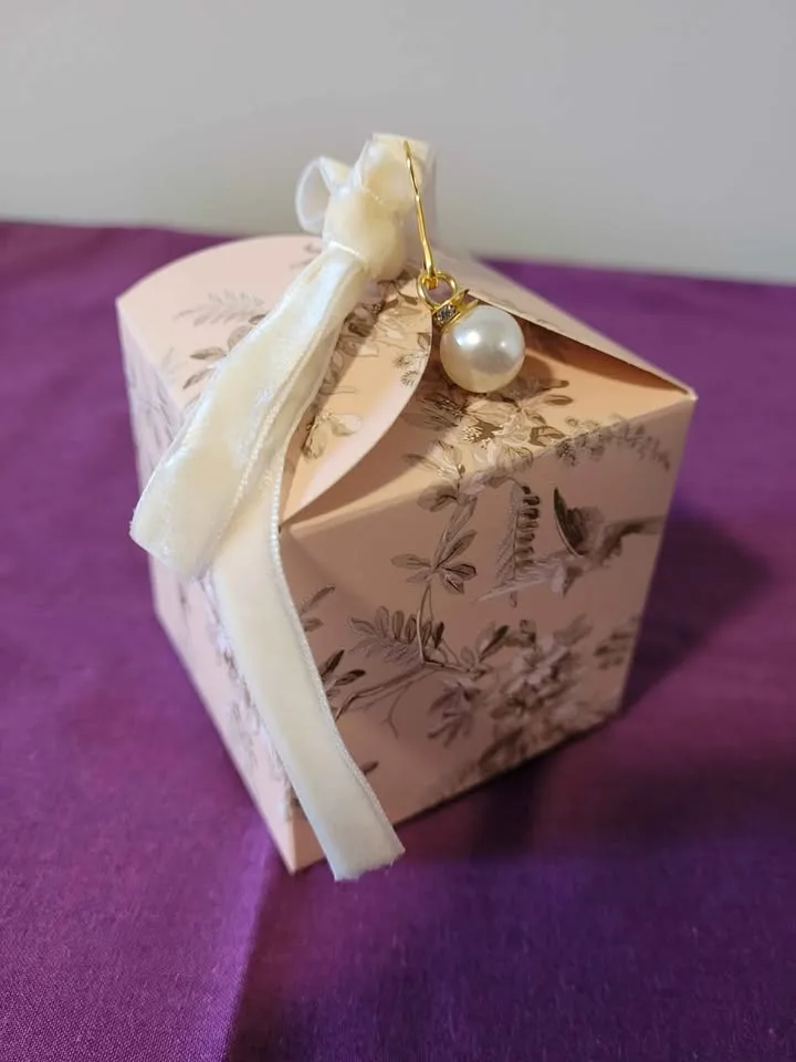 Party favour boxes in different sizes and colours image indicator(2)