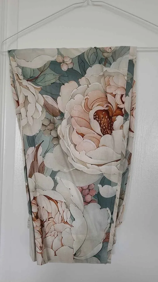 Ladies stitched linen suit image indicator(2)