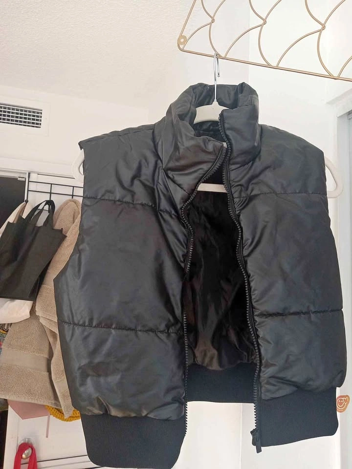 Black Cropped Puffer Vest M