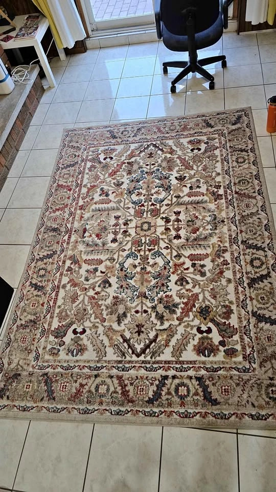 Beige Carpet / Area rug