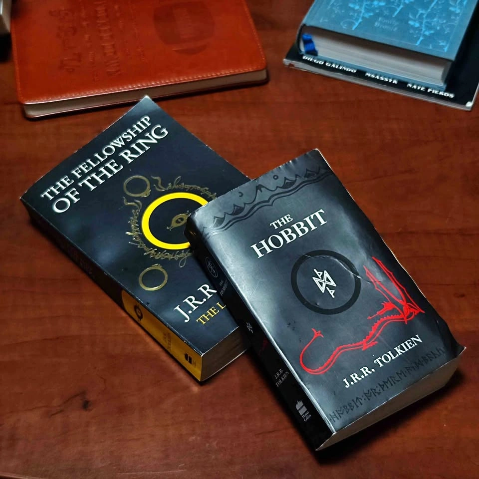 J.R.R. Tolkien The Hobbit & The Fellowship of the Ring