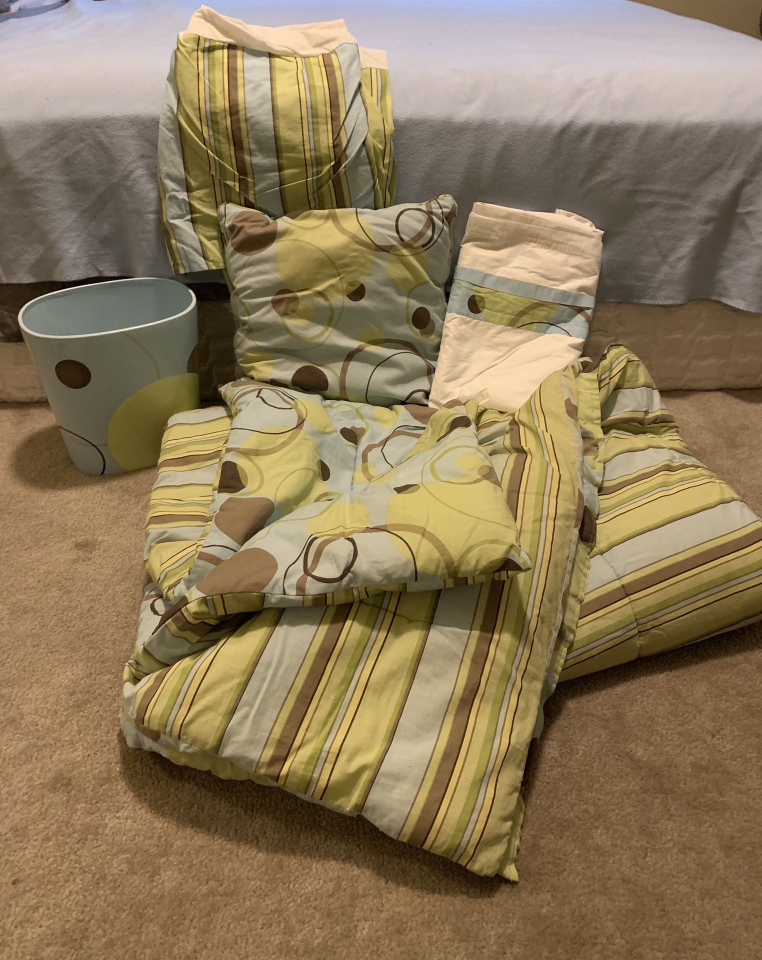Twin Comforter and Accessories