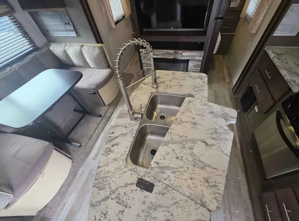 2018 Forest River Surveyor 226RBDS Island, Fireplace, 4 Season - photo 2