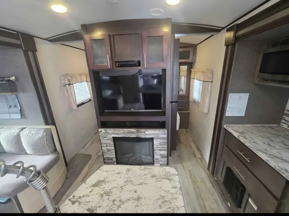 2018 Forest River Surveyor 226RBDS Island, Fireplace, 4 Season - photo 4