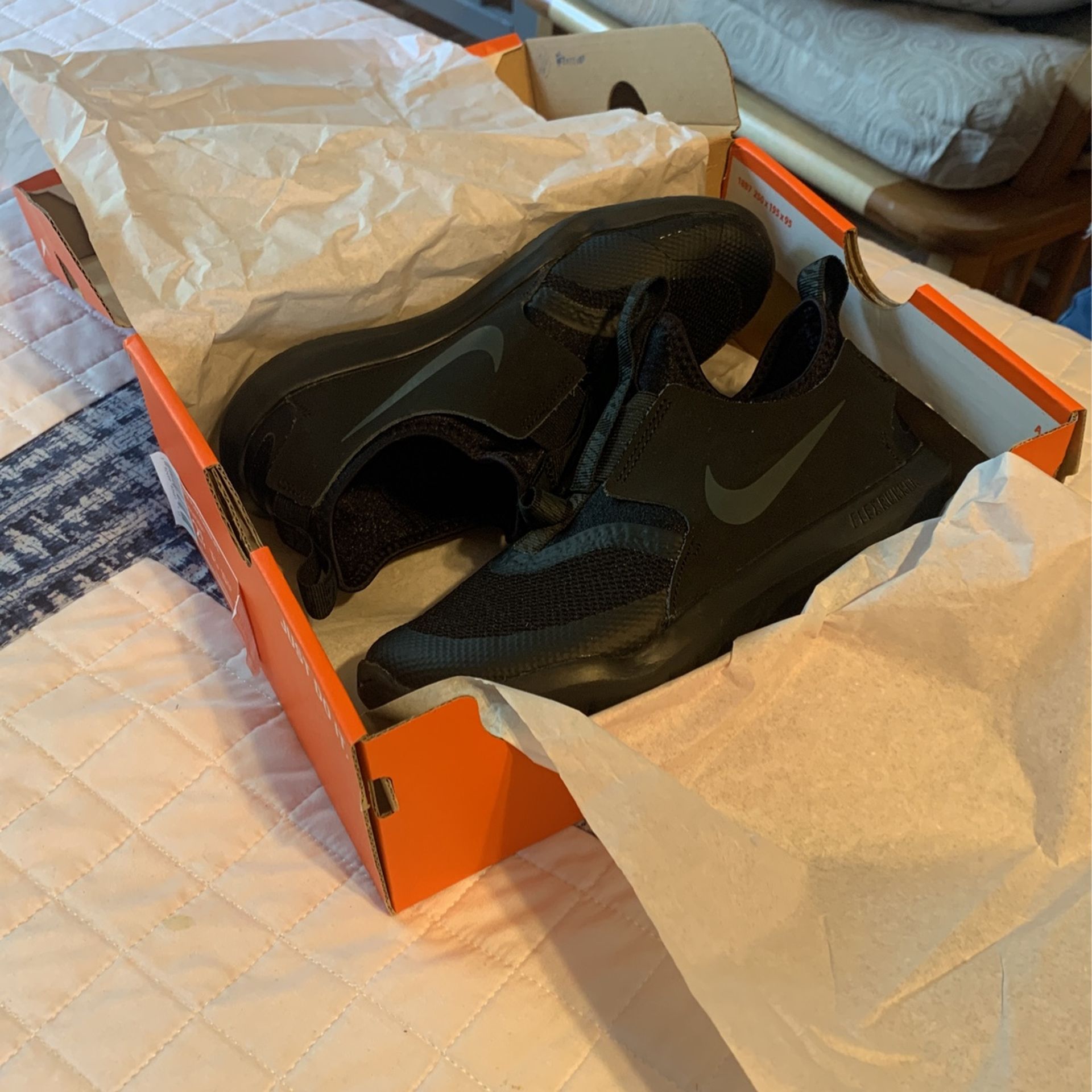 NEW NIKE FLEX RUNNER (PS) Size 2.5Youth
