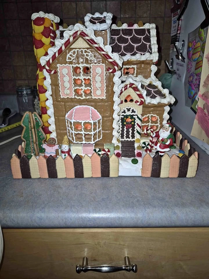 Vintage Ginger Bread House, lights working