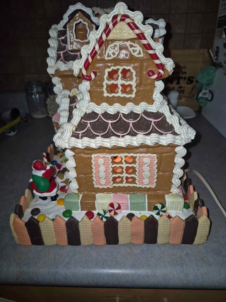 Vintage Ginger Bread House, lights working - photo 2