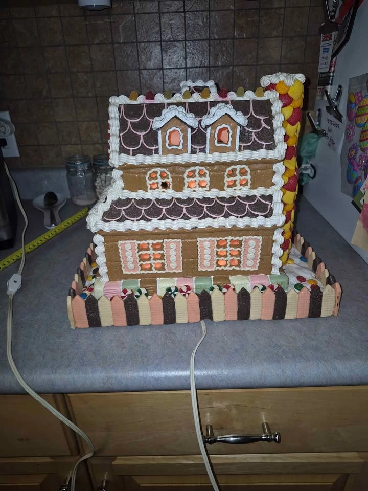 Vintage Ginger Bread House, lights working - photo 3