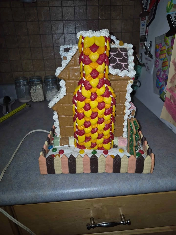 Vintage Ginger Bread House, lights working - photo 4