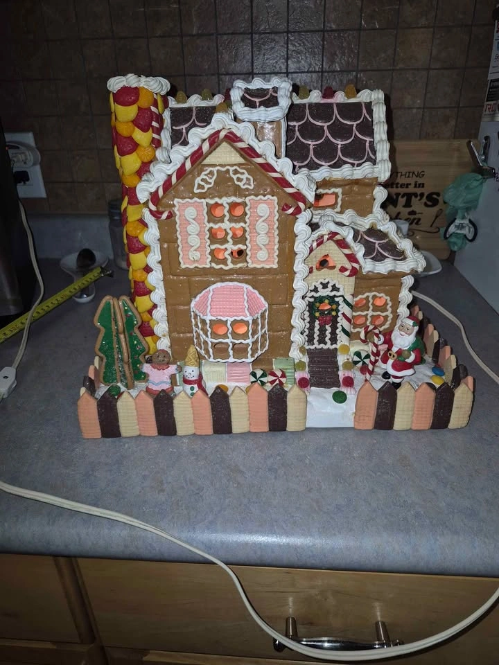 Vintage Ginger Bread House, lights working - photo 5