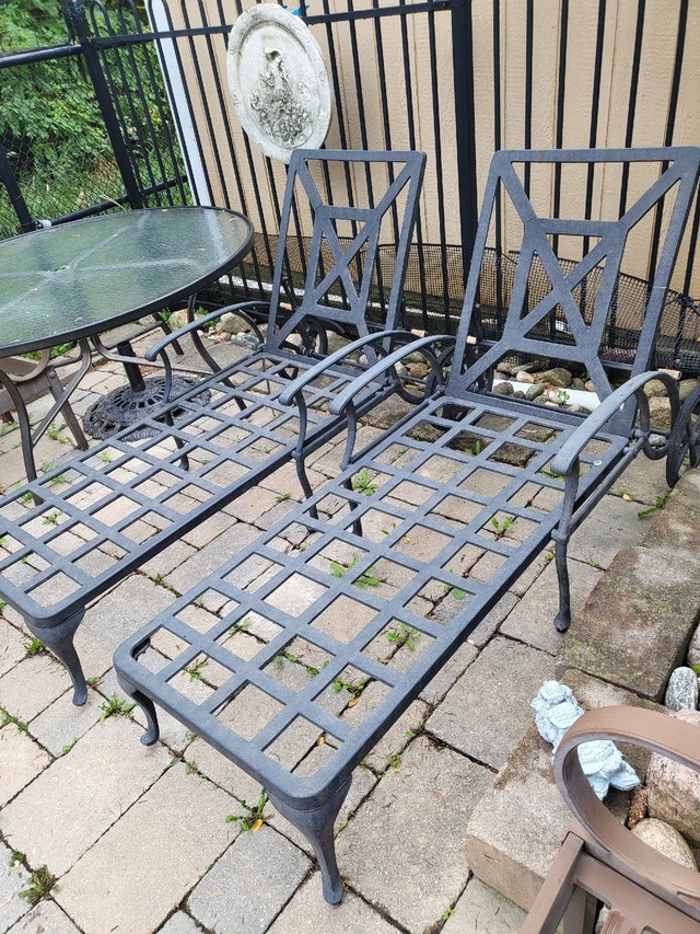 CAST ALUMINUM black lounge chairs with wheels Hauser