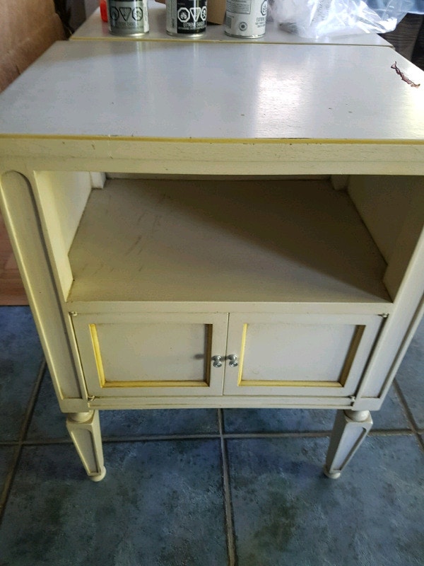 2 Chic Wood End Tables Cream