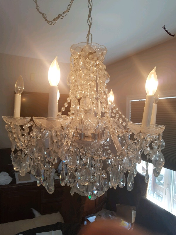 Lovely Diningroom Crystal Chandelier 20" Wide x 20"