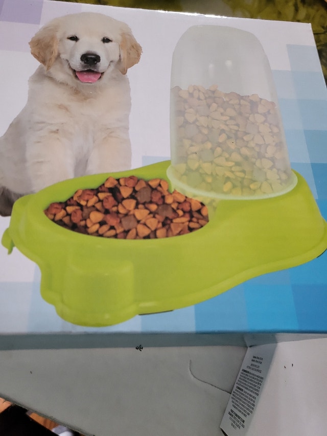 New in box Gourmet pet feeder up to 44 ounces