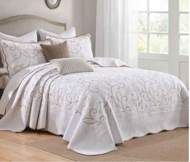 KING Finlonte 3pc Scallop Quilted Bedspread Set, White/Golden