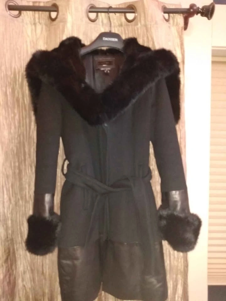 Gorgeous wool and leather coat by Danier. Retails $1000.00 Small - photo 4