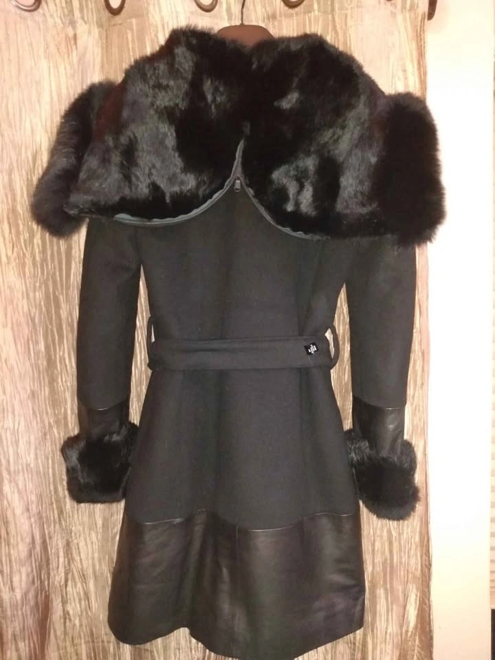 Gorgeous wool and leather coat by Danier. Retails $1000.00 Small - photo 5