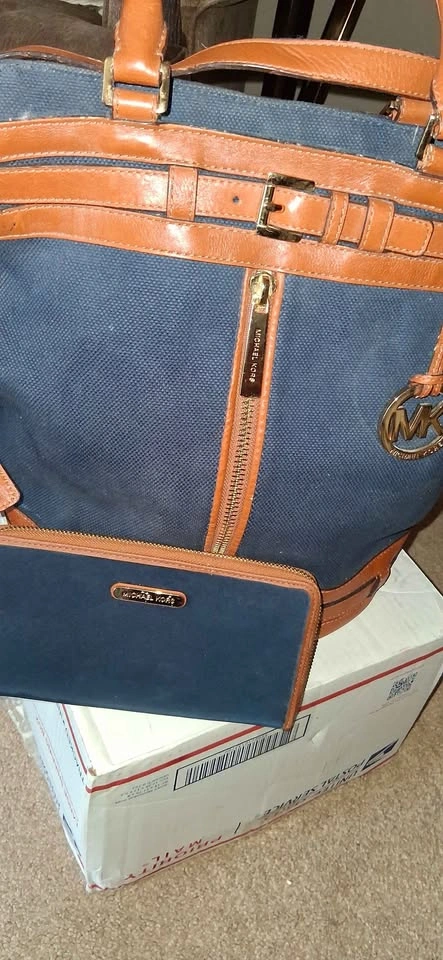 Retired Micheal Kors Bucket Bag - photo 2