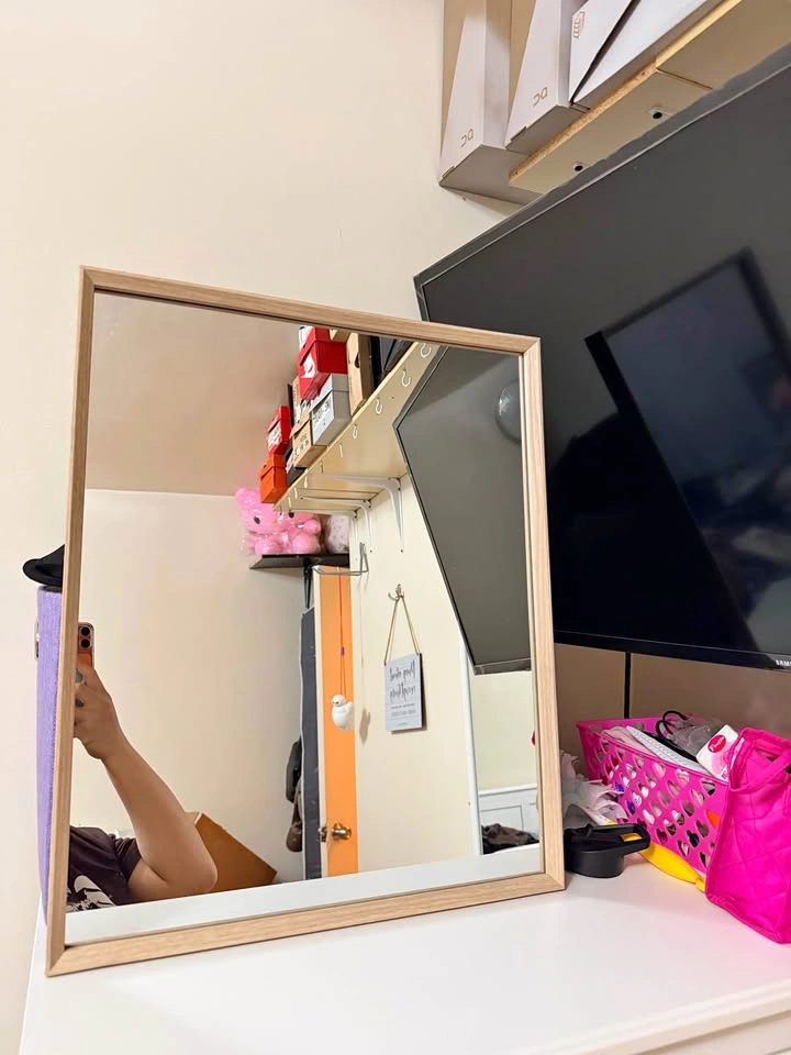 Wall mirror
