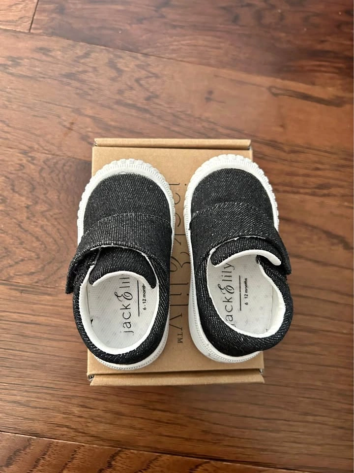 Brand new - Baby shoes 6-12 months - never worn