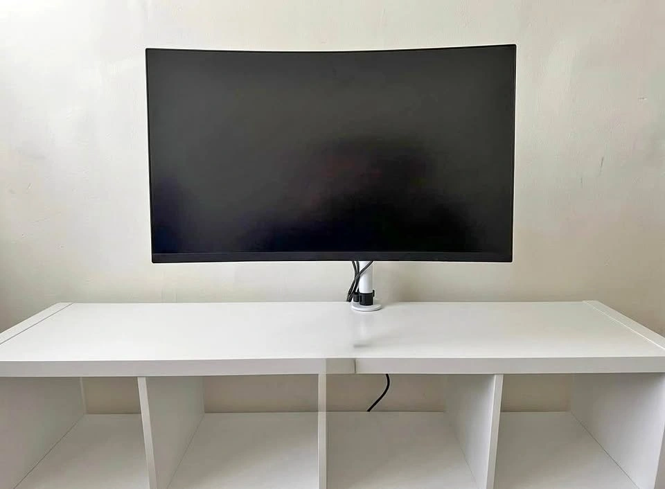 KOORUI 27" QHD 144Hz Curved Gaming Monitor - VESA Mount