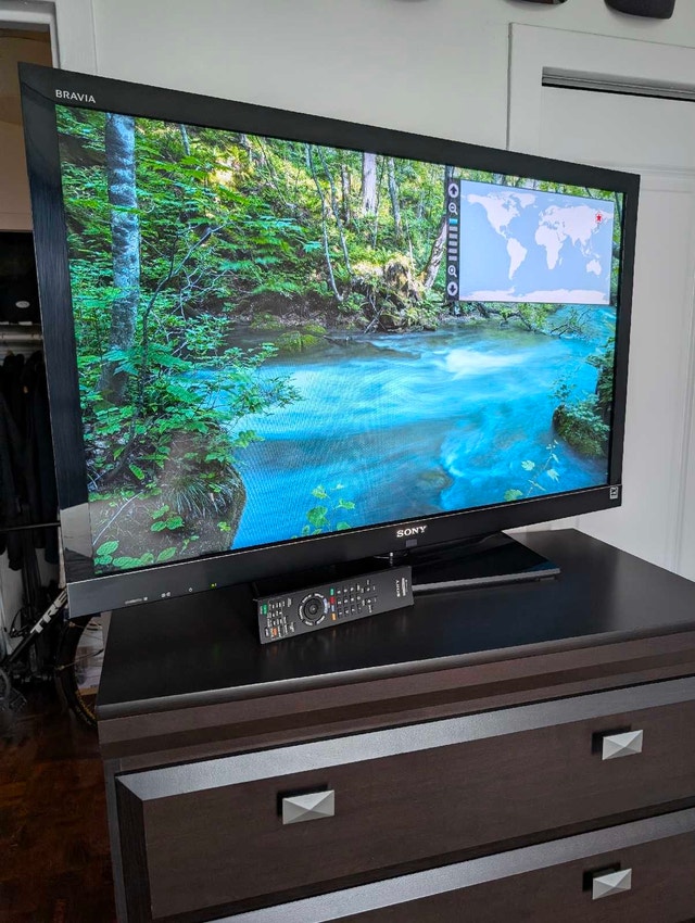 Sony BRAVIA 40" LED TV (EX713) Excellent Condition + Original Bo