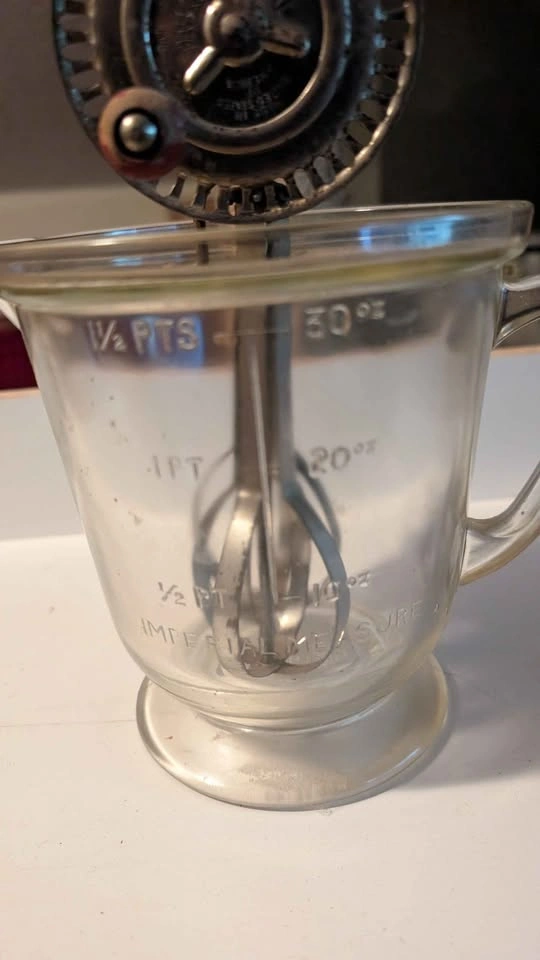 Merrywhirl Egg Beater and Measuring Cup - photo 3