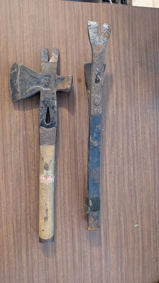 Antique Nail Pullers - Cats Paw & Tomahawk - photo 2