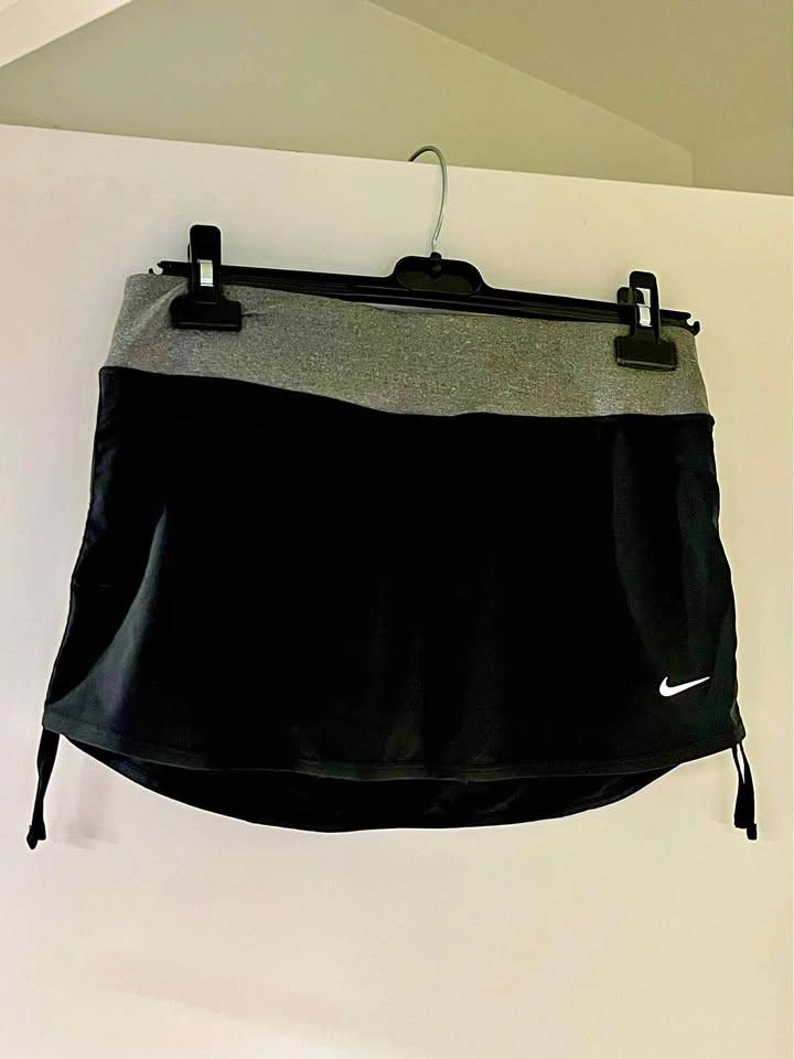 NEW Nike Women's Dri-FIT black athletic skort - Size Small