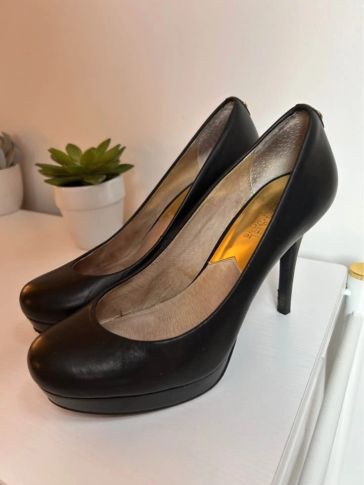 Michael Kors Black Leather Platform Pumps – Size 6