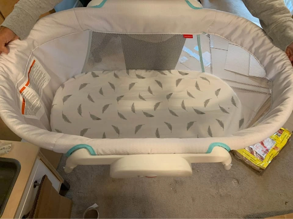 Fisher-Price Stow 'n Go Portable Bassinet - photo 4