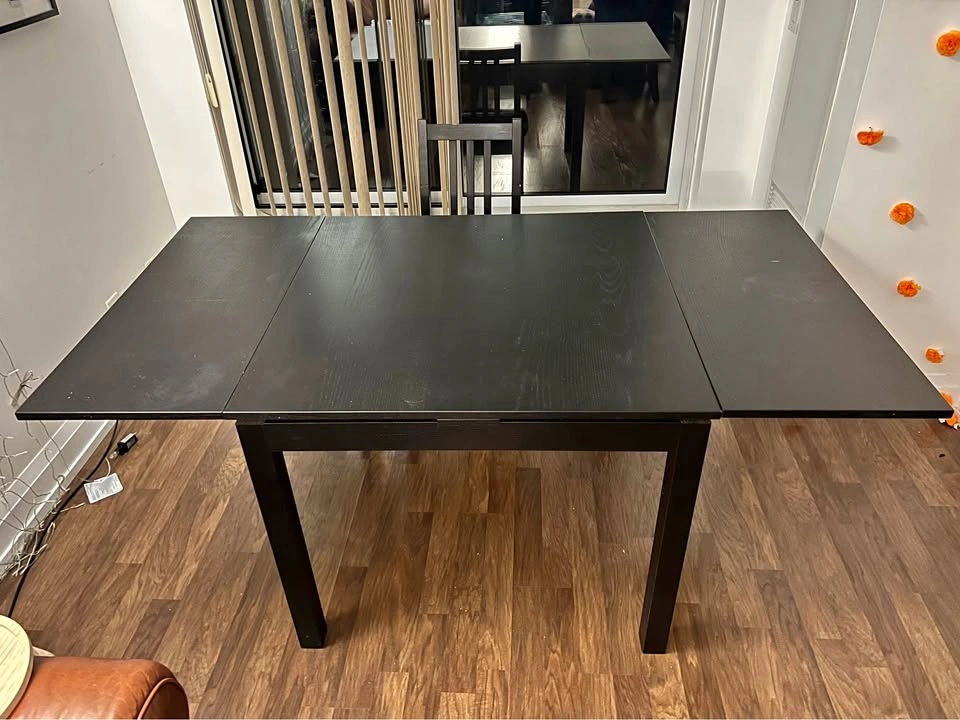 Extendable dining table with chairs