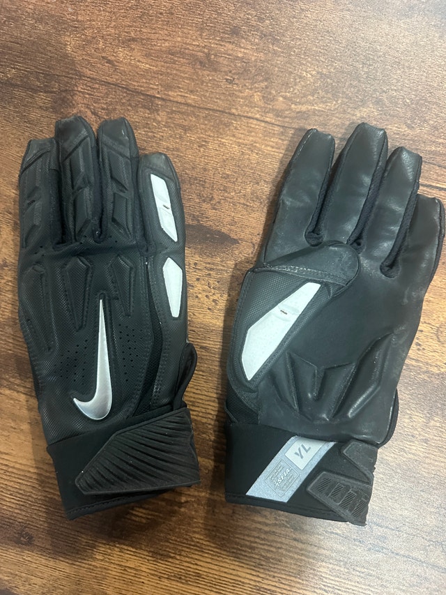 NIKE FOOTBALL GLOVES