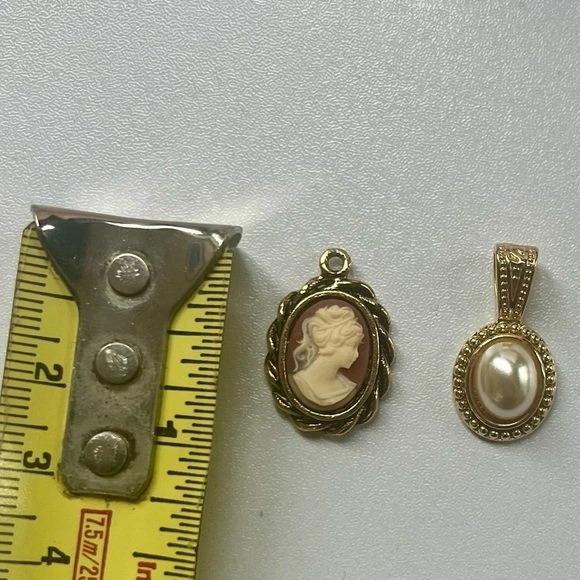 Vintage Pendant Bundle — Cameo + Pearl Gold Tone Charms - photo 3