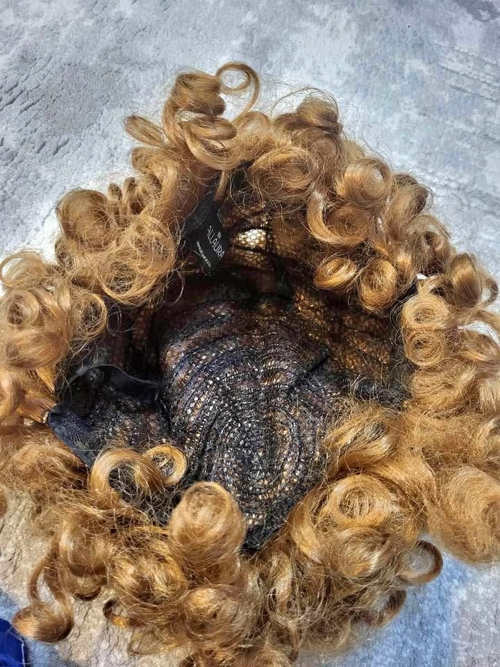 Curly short wig