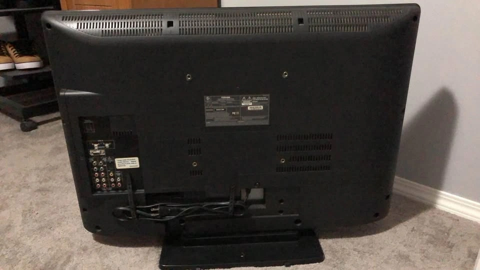 Toshiba TV & Remotes - photo 2
