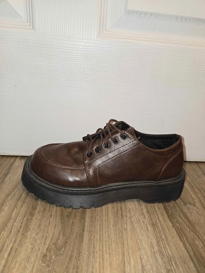Women's Brown Oxford Shoes size 6 or 7 - photo 2
