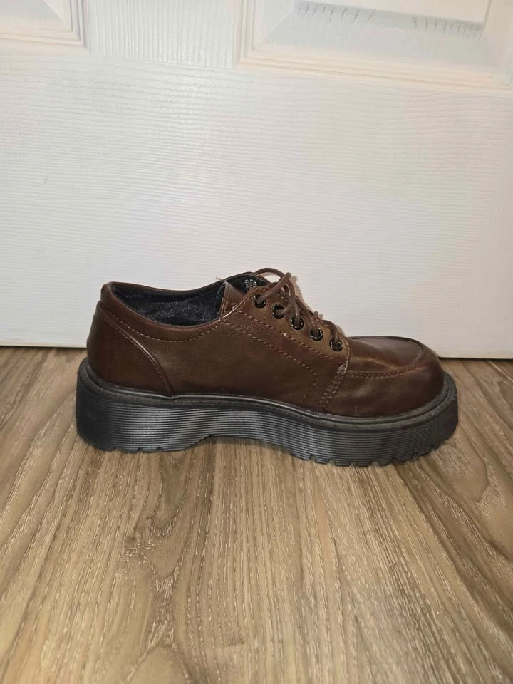 Women's Brown Oxford Shoes size 6 or 7 - photo 3