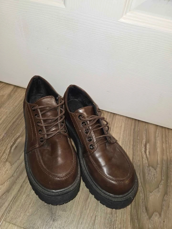 Women's Brown Oxford Shoes size 6 or 7 - photo 4