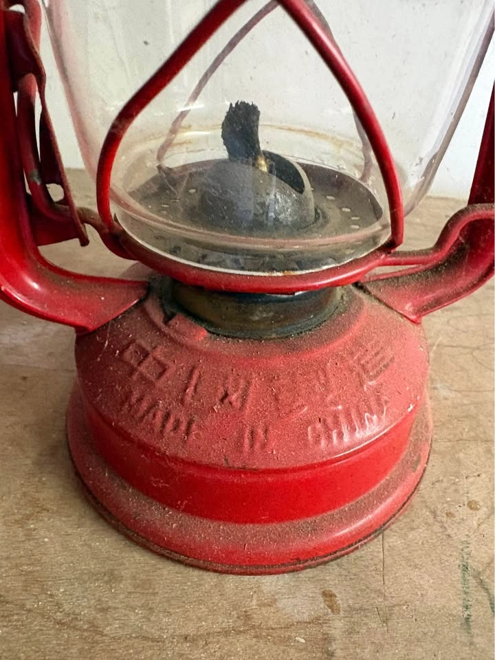 Vintage Red Kerosene Lantern - photo 3