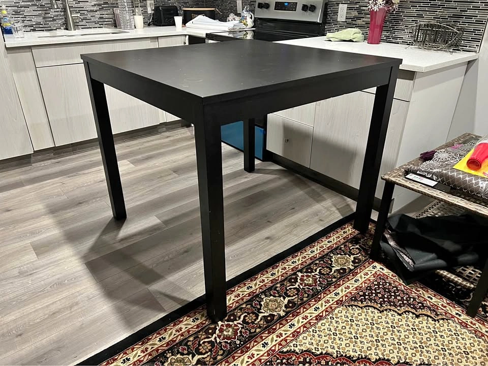 Island Table w/ chairs