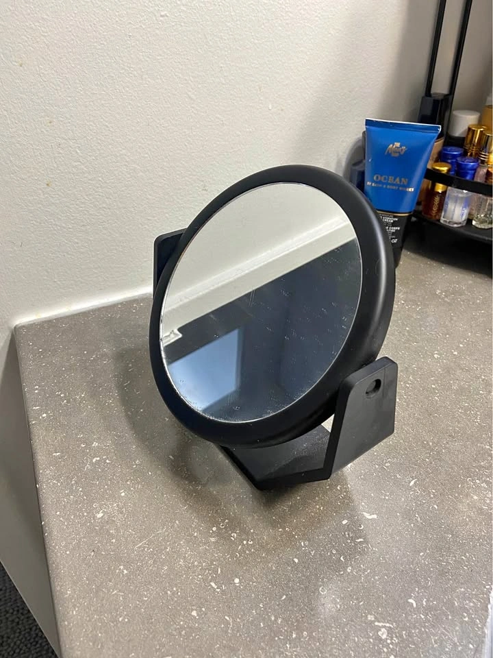 Rotating face mirror