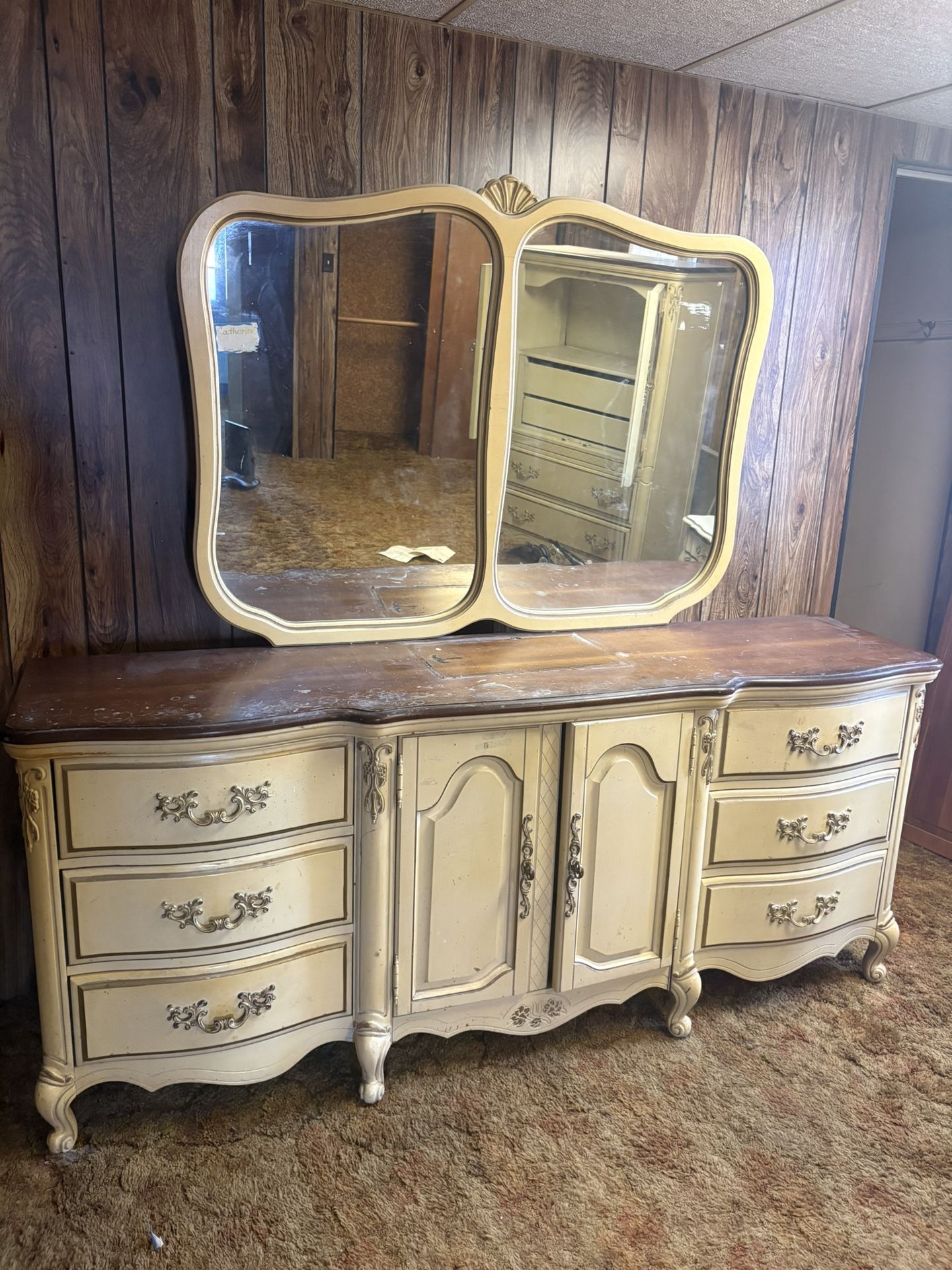 Bassett Vintage Bedroom Set $1000