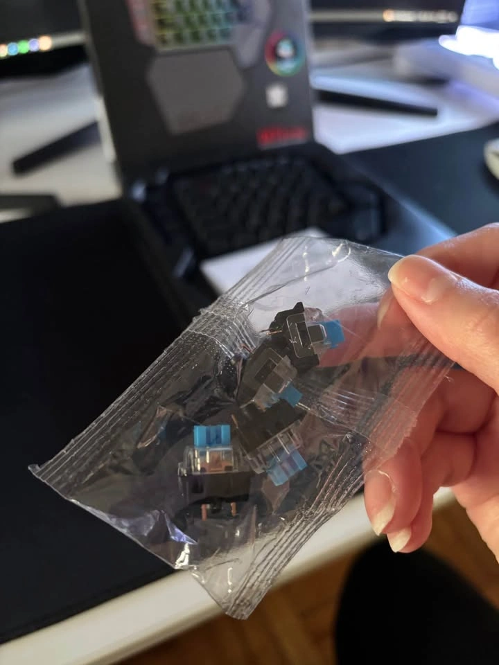 New - Wireless One-Handed Mechanical Keyboard - photo 3