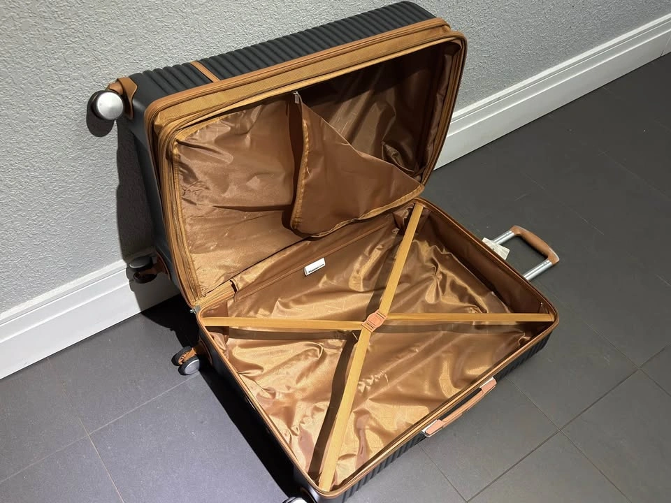 New, good brand, extra large expandable hard-side suitcase. - photo 5