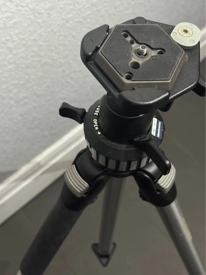 Manfrotto 055CL Pro Tripod with #168 Ball Head - photo 2