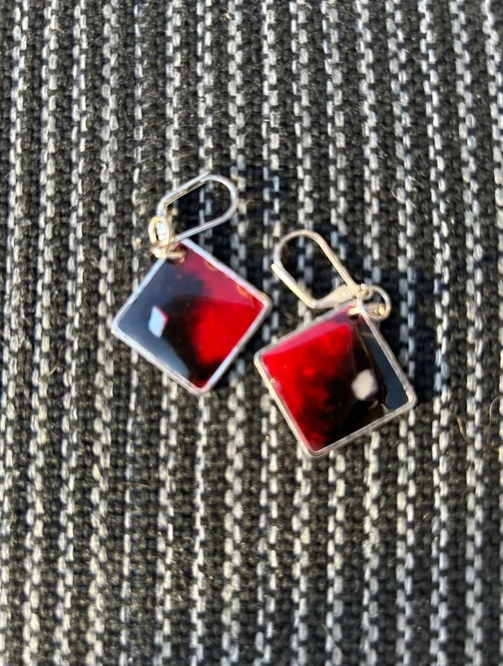 Crimson and black earrings with diamond shape