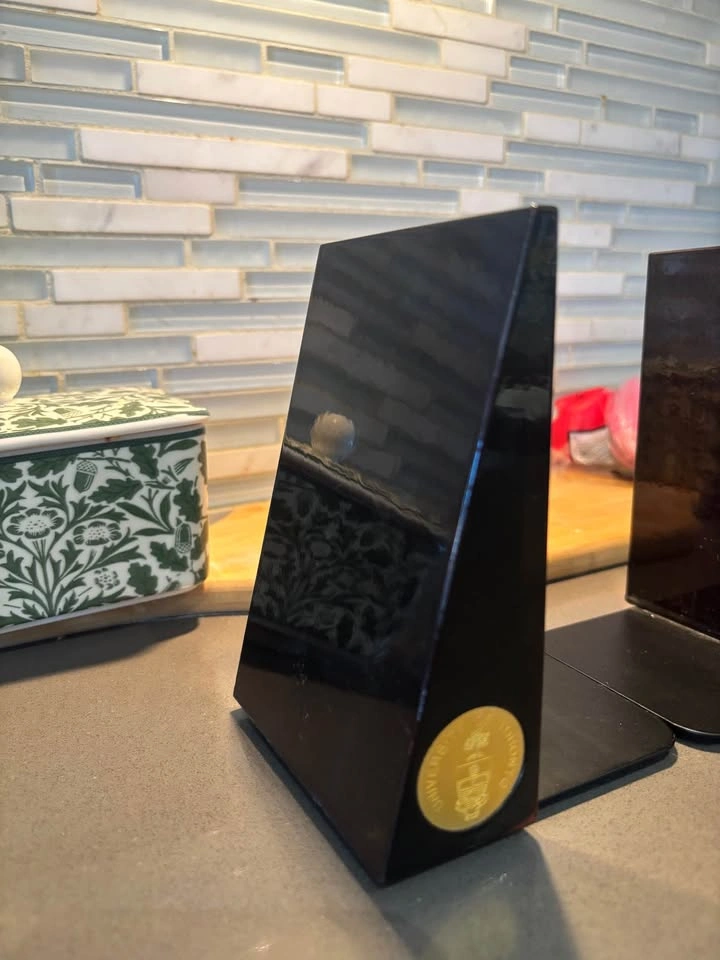 U of T Black Acrylic Bookends with Gold Medallions - Alumni - photo 3